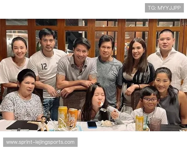 足球球星怀抱宠物狗温馨合影展现柔情一面引发粉丝热议